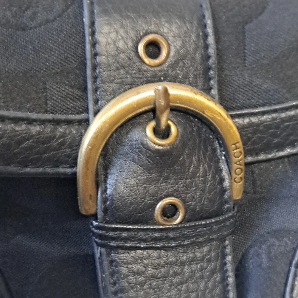 Vintage Coach clutch - black signature canvas with brass and leather accents - Picture 3 of 5